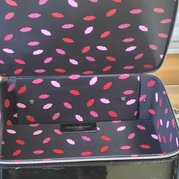 Yves Saint Lauren - Picture 13 of 17